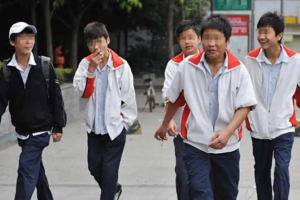 初中学生抽烟怎么教育和处理，初中学生抽烟怎么教育和处理孩子的问题？