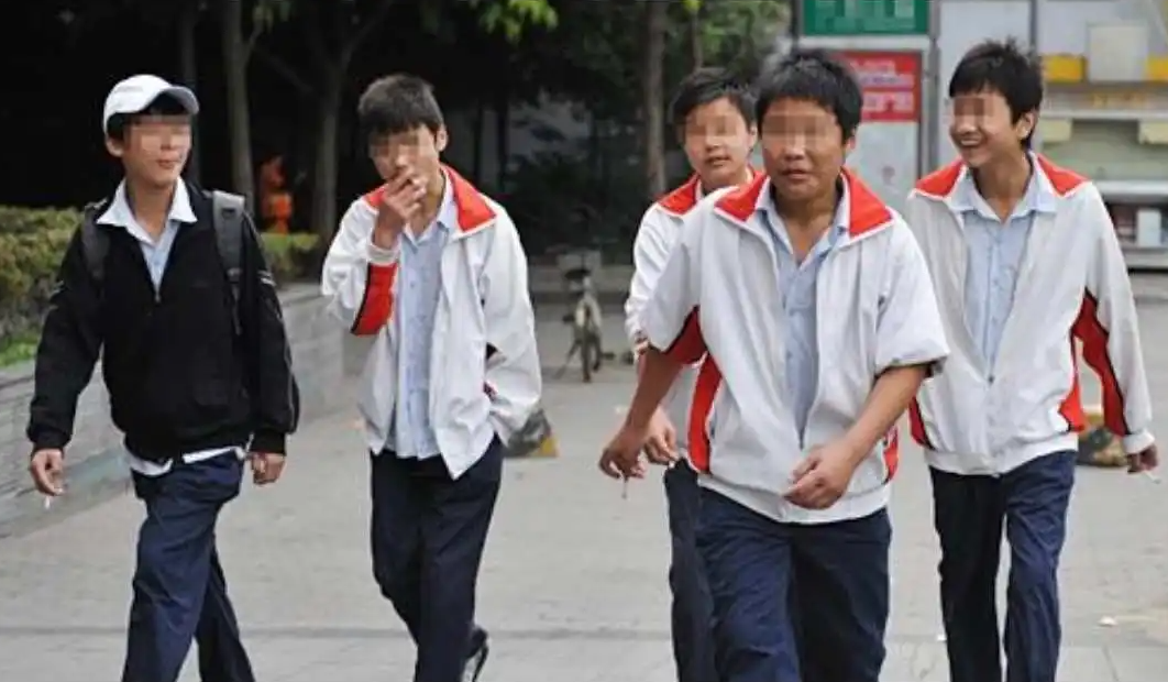 初中学生抽烟怎么教育和处理,初中学生抽烟怎么教育和处理孩子的问题?插图 初中学生抽烟怎么教育和处理,初中学生抽烟怎么教育和处理孩子的问题?插图